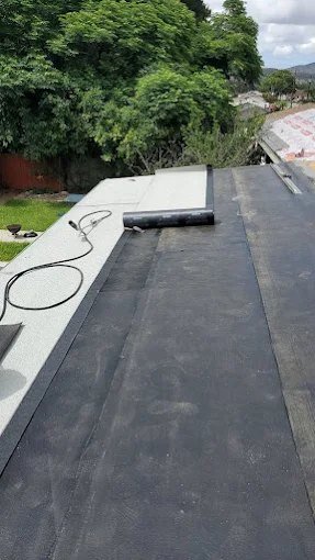 Flat roof installation
